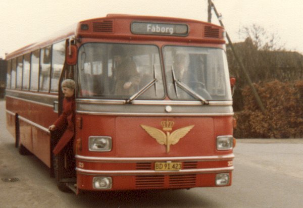 DSB nr. 323, i øvrigt den sidste i gammelt design af  årgang 1971 på Fyn. Fotograferet i Ulbølle april 1980.